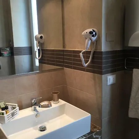 ゲストハウス Les De La Place 4*