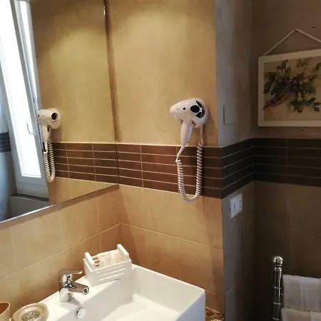 ゲストハウス Les De La Place 4*